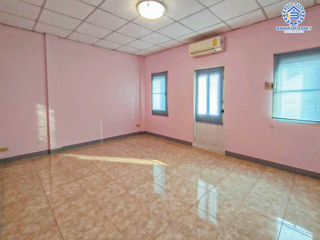 ทาวน์เฮ้าส์มือสองย่านนนทบุรี ม.ศุธาวัลย์ บางกรวย-ไทรน้อย เนื้อที่ 17.6 ตร.ว. ฟังก์ชัน 3 ห้องนอน 1 ห้องน้ำ 1 ที่จอดรถ บนทำเลเยี่ยม เชื่อมต่อถ.ราชพฤกษ์ ถ.กาญจนาภิเษก และถ.รัตนาธิเบศร์ เพียง 3 นาทีถึง MRT "สถานีบางพลู" ใกล้จุดขึ้นทางด่วน "กาญจนาภิเษก"